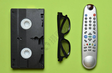 视频磁带电视遥控器绿色糊面背景的3D眼镜娱乐90年代顶级视图片