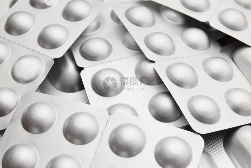 银色泡水器中的药片抗生素健康图片