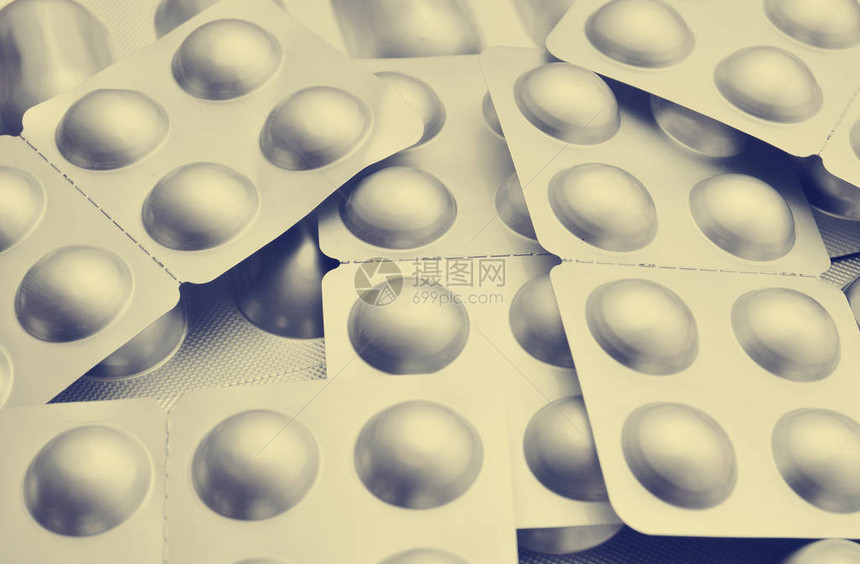 银色泡水器中的药片抗生素健康图片