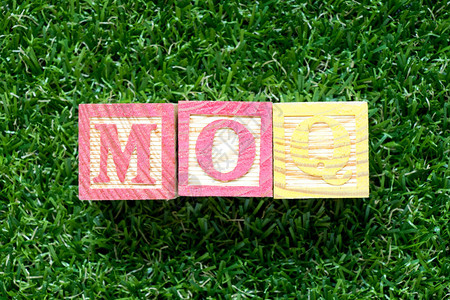 以人工绿草背景的MOQ简化最低秩序量字写图片