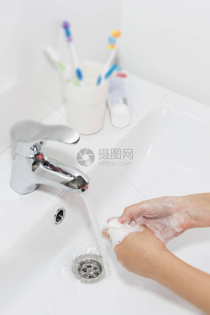 卫生概念用肥皂洗手在图片