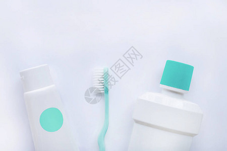 牙刷和牙膏与瓶漱口水在白色背景图片