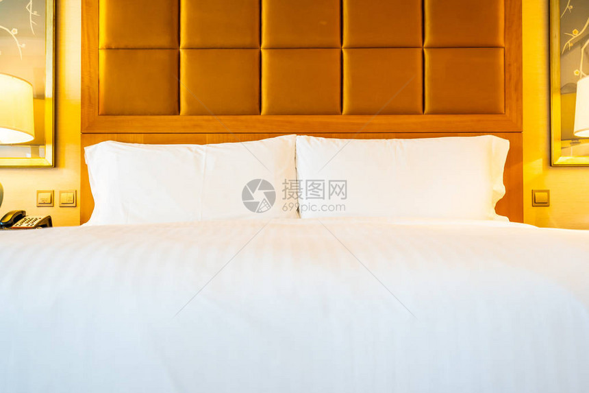 床上的白色舒适枕头室内旅馆卧室内有图片