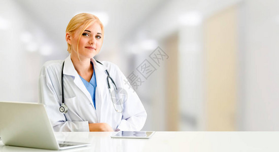 医生在医院使用笔记本电脑医疗保健和医生图片