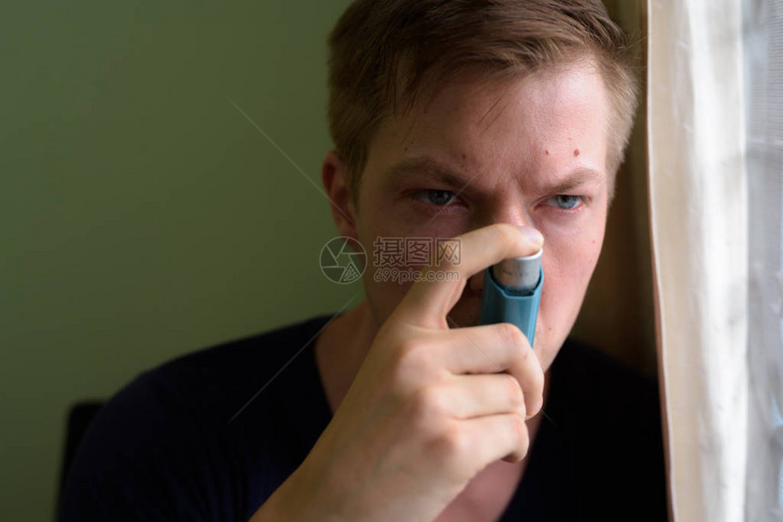 在家里使用哮喘吸入器的图片