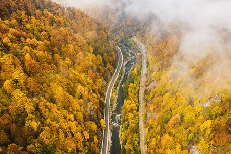 山地高速公路在雾的图片