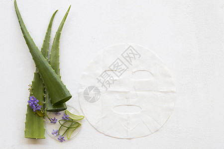 天然香气片状面膜从草药从芦荟精华面膜在背景白色的皮肤面部保健图片