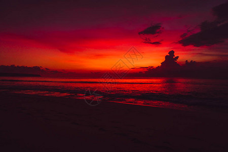 五颜六色的红色明亮的日落或日出在海滩与海洋图片