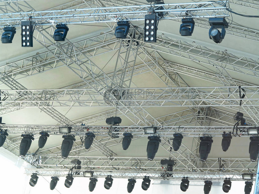 舞台电照明聚光灯设备和扬声器的结图片