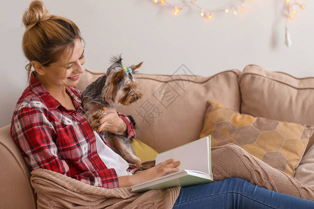 家里有可爱的狗看书的女人图片