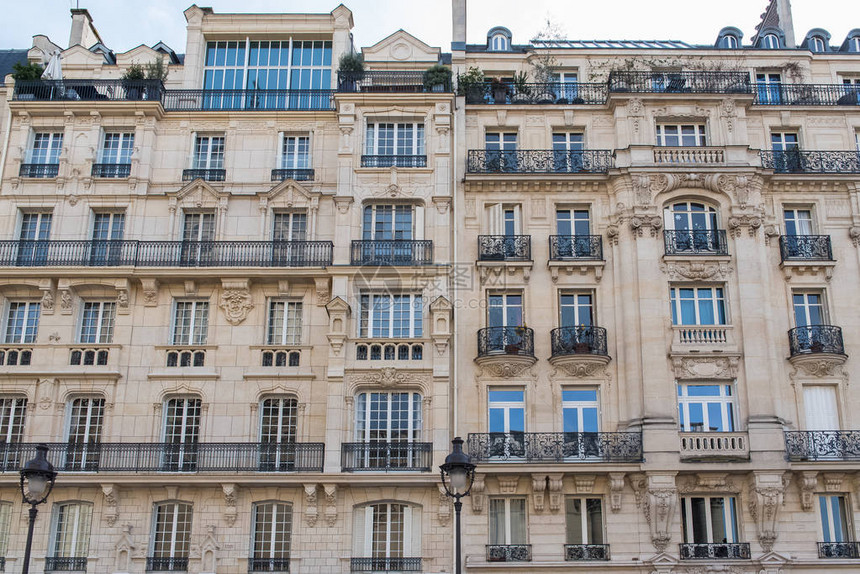 巴黎中央的漂亮建筑典型的法国外墙图片