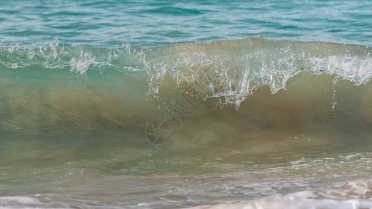 在海水中溅起水花和泡沫的波浪图片