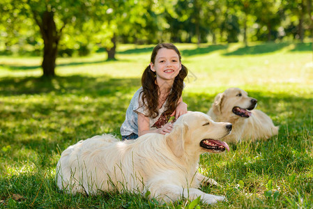 年轻女士和她的狗在散步时的明亮照片图片