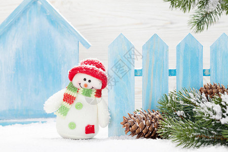 圣诞雪人玩具装饰品和fir树枝图片