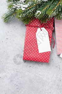 圣诞礼物盒和鲜树枝图片