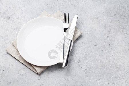 桌子设置空板刀叉和餐巾纸图片
