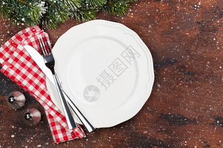 圣诞餐桌设置空板银器和fir树枝图片