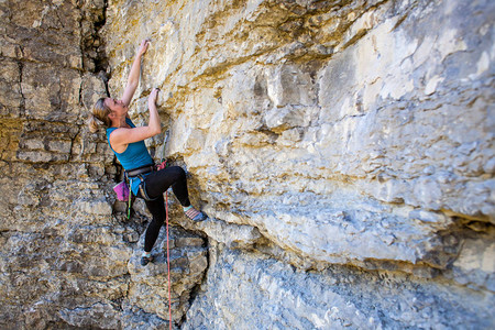 女孩爬上岩石自然健康攀岩图片