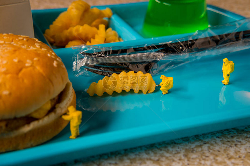 考察不健康快餐学校午餐的营养价值的小型薄图片