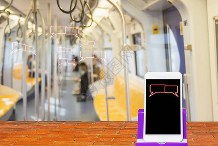 智能手机在砖地板上在消息符号屏幕上在天空火车厢里图片