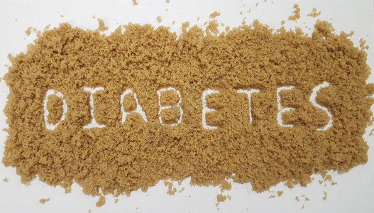 在白色背景上用红糖拼出的糖尿病图片