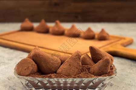 可粉中的巧克力松露木质背景图片