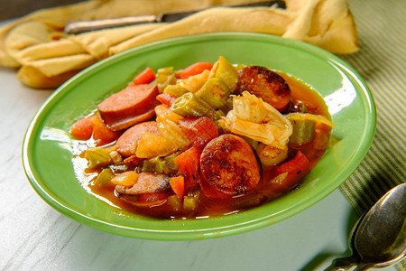 辣味新奥尔良虾和安杜耶香肠秋葵汤图片
