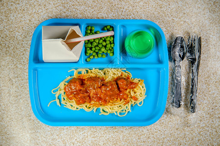意大利意大利面和肉丸的学校午餐盘图片