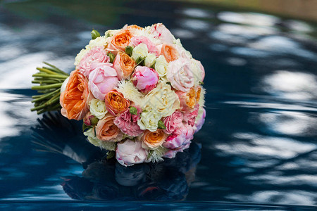 织上美丽的新娘花束天然鲜花封装背图片