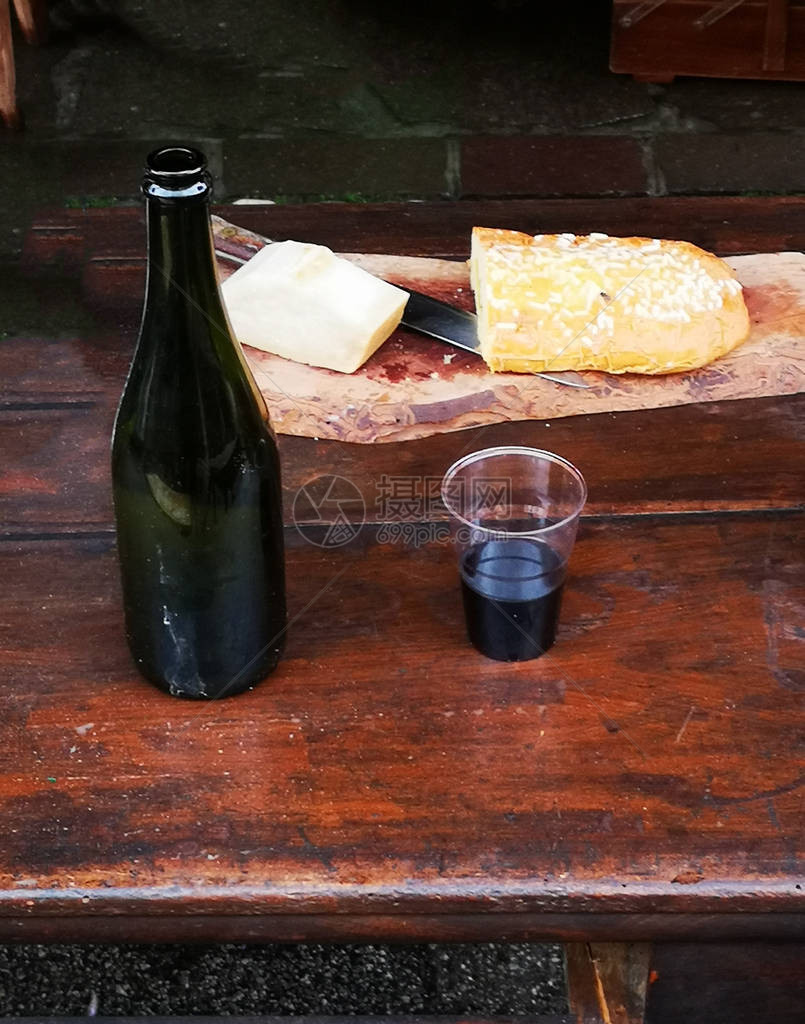 餐桌上有甜奶酪拼盘和酒饮料图片