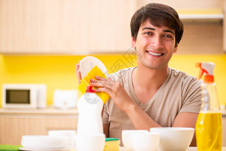在家洗碗的男人图片