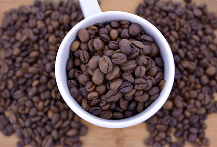 一杯装满咖啡豆的咖啡图片