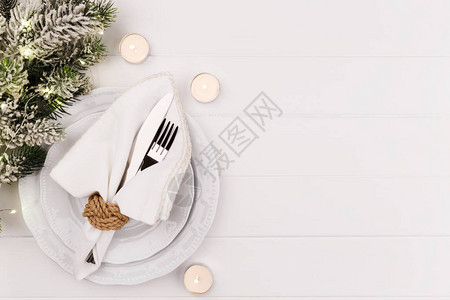 圣诞节或新年在白色木制桌卡或菜单模板上设置表格图片
