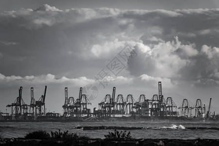 在海后商业港口的地平线上长针大背景图片