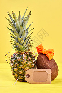 菠萝椰子和白价标签黄底带椰子和纸板标图片
