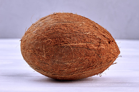 整片椰子都关闭了棕椰子在浅木本底美味图片
