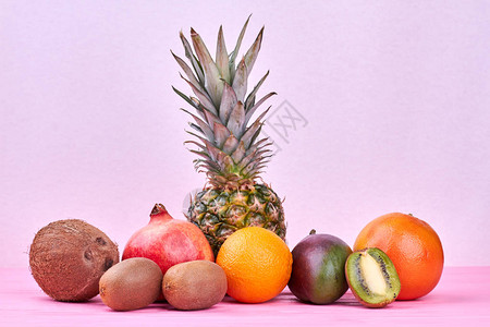 粉色背景的热带水果构成图片