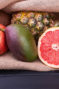 健康的热带水果和粗麻布成熟的异国芒果菠萝石榴和一半的葡萄柚健图片