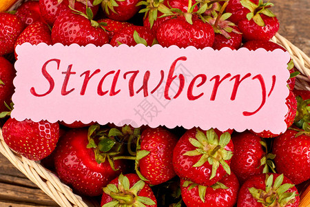 健康草莓关闭新鲜采摘的草莓和文本草莓新图片