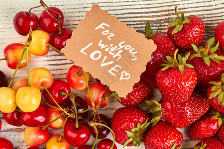 美味的樱桃和草莓与浪漫的信息图片