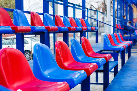 体育场内的球迷论坛空的蓝色和红色塑料彩色体育场座位抽图片