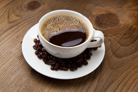 一杯带咖啡梁的热咖啡饮料图片