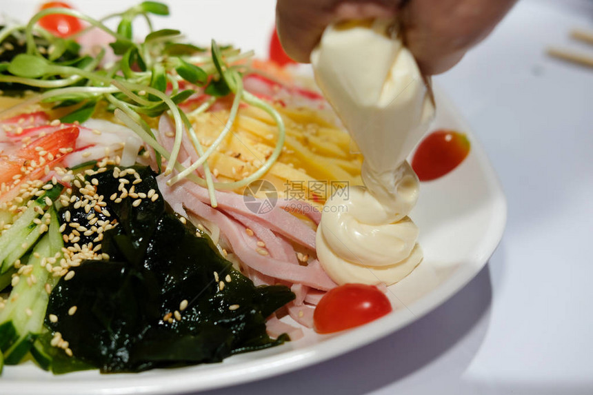 冰镇凉的素面日本料理火腿蛋图片