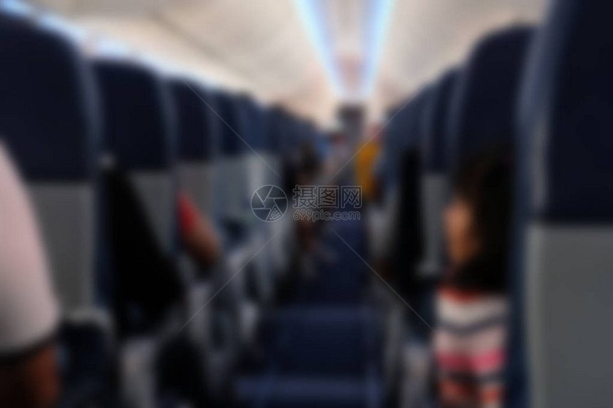 乘客坐在飞机的座椅上图片