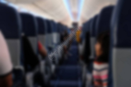 乘客坐在飞机的座椅上图片