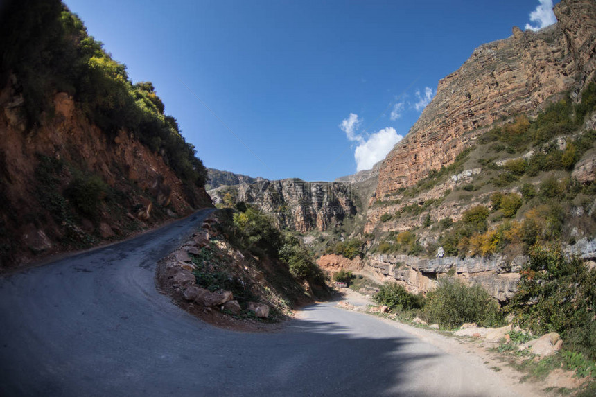 骑行山路在高山的雾蒙的山路多云图片