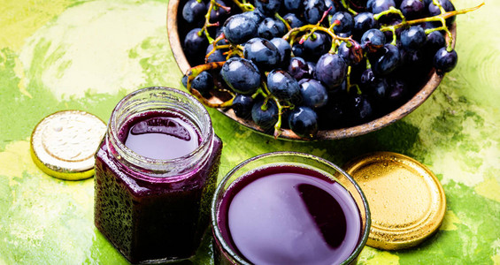 玻璃和葡萄水果中的红葡萄汁图片