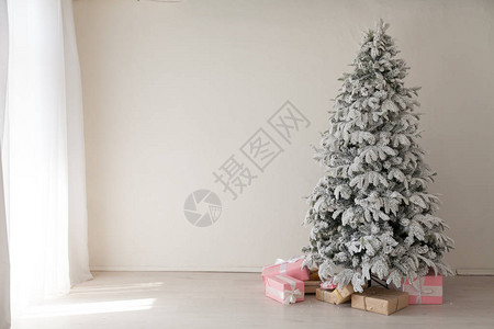 圣诞树在一个白色房间的圣诞树中图片