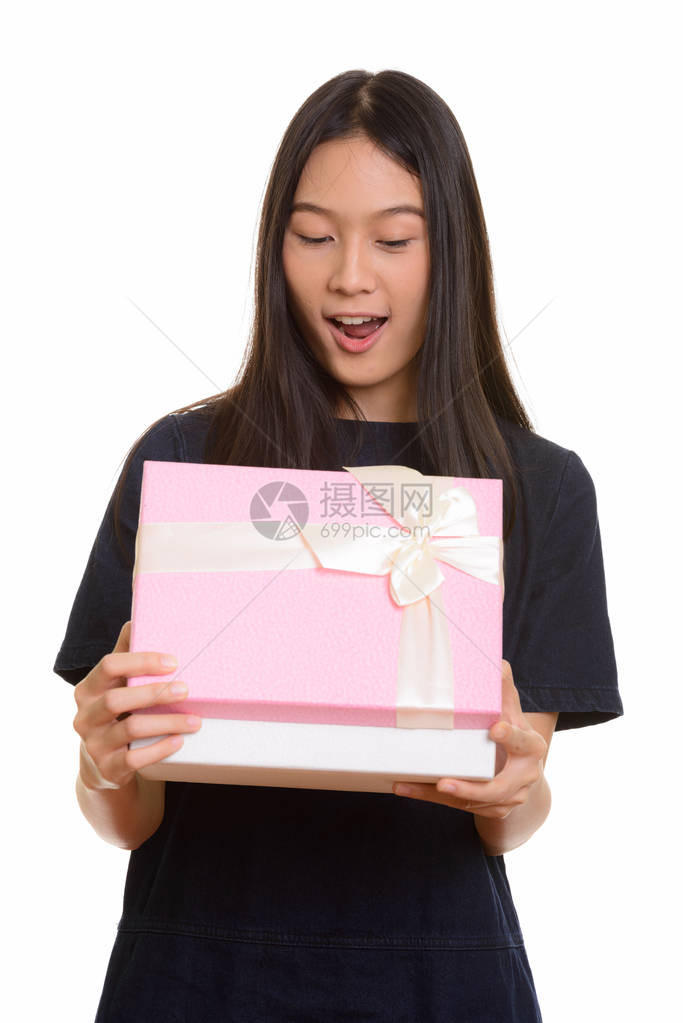 令人惊讶的美丽的亚洲年轻少女打开礼物盒图片