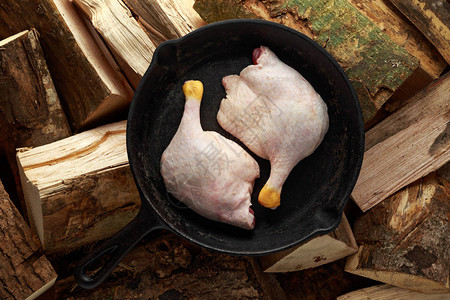 生鸭腿在木柴上用生锈的制铸图片